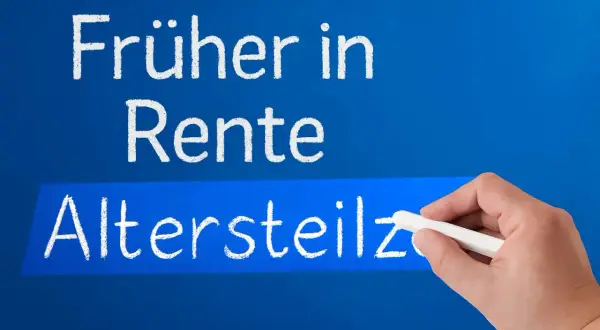 Früher in Rente: Altersteilzeit oder Rente mit 63? Eine Hand schreibt die Frage auf einer blauen Tafel.