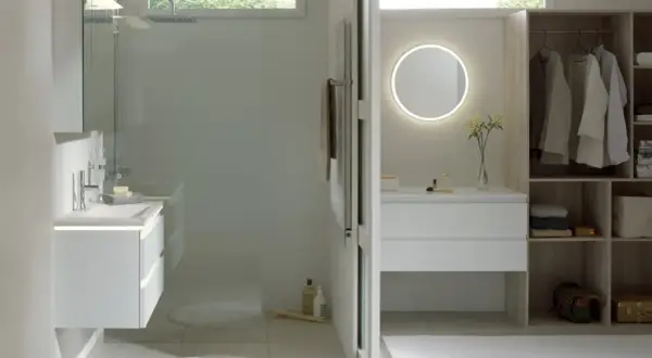 Salle de bain moderne avec douche, meuble vasque, miroir lumineux et dressing ouvert.