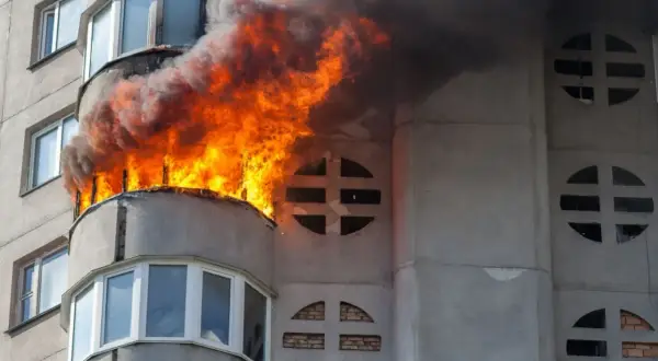 Ein Balkon brennt lichterloh. Die Frage, welche Versicherung zahlt bei Brand in Mietwohnung, ist hier relevant.