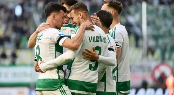 Piłkarze z Gdańska świętują bramkę. Radość i przytulanie na boisku po udanej akcji.