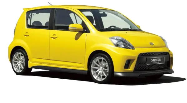 Żółty Daihatsu Sirion Sport z przyciemnianymi szybami i sportowym wyglądem.
