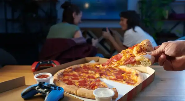Idealna pizza 40 cm na ile osób? Wystarczy dla dwóch graczy podczas wieczoru z grami.
