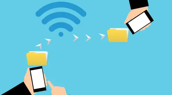 Dwa telefony wymieniają dane przez Wi-Fi. Szybki transfer plików między urządzeniami.