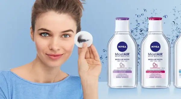Frau entfernt Make-up mit Wattepad. NIVEA MicellAIR Skin Breathe Mizellenwasser muss man mizellenwasser abwaschen.