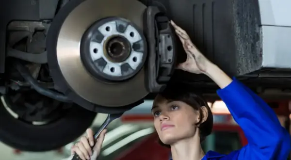 Mechaniczka sprawdza hamulce. Zastanawiasz się nad wymiana klocków hamulcowych cena?