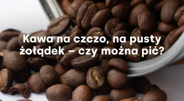 Ziarna kawy rozsypane z pojemnika. Czy można pić kawę na czczo? Pytanie o poranną dawkę kofeiny.
