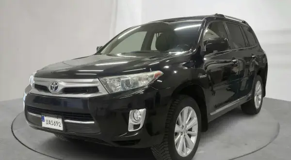 Svart Toyota Highlander Hybrid, redo för äventyr i Sverige.
