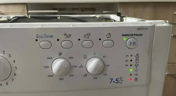 Machine à laver Samsung IWDC7145 avec cadenas rouge allumé, indiquant un blocage. Le programme est en cours.