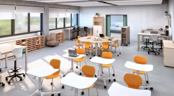 Un aula STEAM moderna con mesas redondas y rectangulares, sillas naranjas y blancas, y estanterías para materiales.
