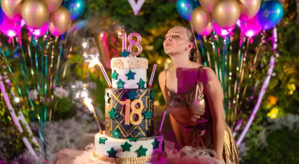 Życzenia na 18 dla kolegi: Jak uczcić dorosłość przyjaciela?