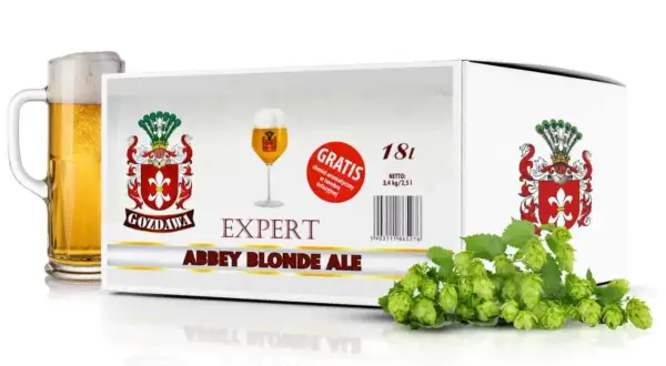 Zestaw do warzenia piwa z brewkitu "Abbey Blonde Ale" z chmielem gratis. Obok kartonu kufel złocistego piwa i świeże szyszki chmielu.