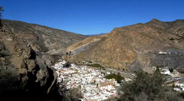 Vista panorámica de Alboloduy, un pueblo blanco en un valle rodeado de montañas áridas. Descubre qué ver en Alboloduy.
