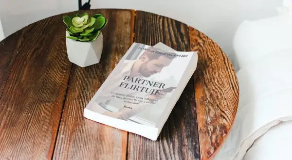 Kiedy facet mówi, że jesteś wyjątkowa, a na stoliku leży książka "Partner flirtuje".