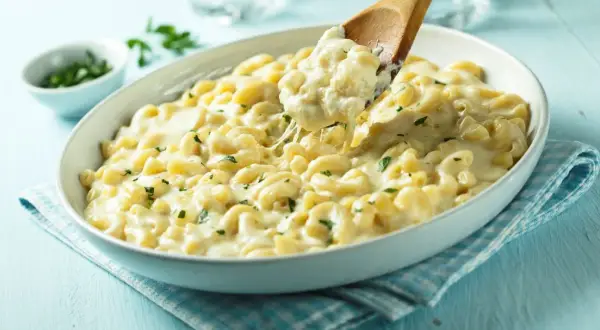 Pyszny przepis na mac and cheese, kremowy makaron z serem i posypką z natki pietruszki. Idealny na szybki obiad.