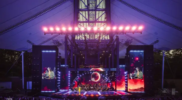 Koncert galowy w Operze Leśnej w Sopocie, gdzie odbywały się wieczorki taneczne w sanatorium MSWiA Sopot. Orkiestra symfoniczna na scenie, publiczność na widowni.