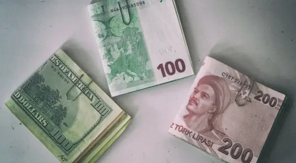 Dolar, euro i banknot 200 lir, czyli waluta w Turcji, leżą obok siebie.