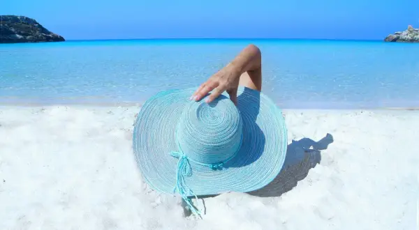 Słońce i błękitne morze na plaży w Grecji. Idealna pogoda w październiku na relaks.