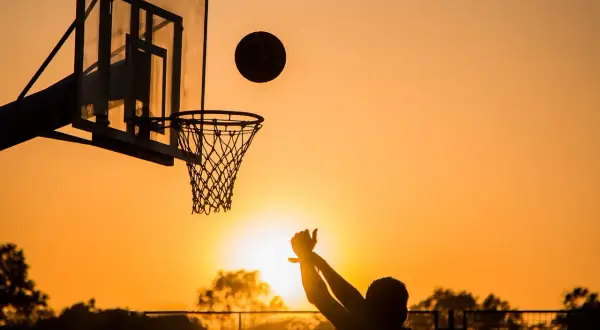 Zachód słońca i rzut do kosza. Poznaj zasady koszykówki 3x3, dynamicznej gry na pół boiska.
