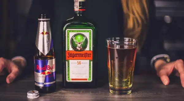 Gotowy drink z jagermeister i Red Bull na blacie.