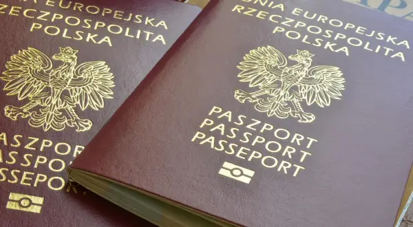Dwa polskie paszporty, symbole najsilniejszych paszportów, gotowe do podróży po świecie.