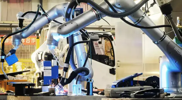 Nowoczesny cobot spawalniczy precyzyjnie łączy elementy, tworząc przyszłość produkcji.