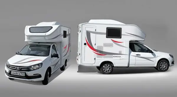 Dos autocaravanas blancas, una Lada Granta modificada, con detalles grises y rojos, listas para la aventura.