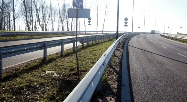 Pusta trasa NS Ruda Śląska z barierkami i znakami drogowymi.