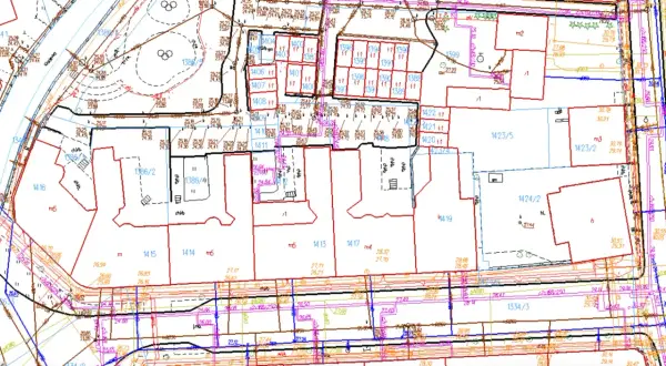 Plan zagospodarowania przestrzennego z zaznaczonymi działkami, budynkami i infrastrukturą.