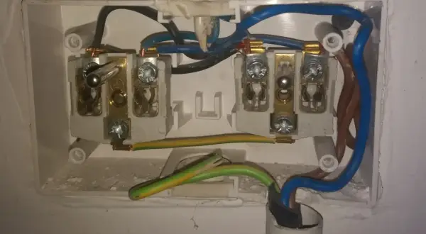 Instrukcja podłączenia kabla 4 żyłowego: zobacz schemat połączeń w puszce elektrycznej.