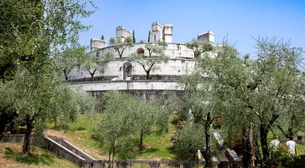 Il Vittoriale degli Italiani sul Lago di Garda, un luogo evocativo legato a D'Annunzio, circondato da ulivi.