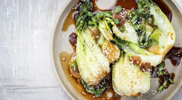 Smażona pak choi z sezamem i sosem. Inspiracja na pyszne kapusta pak choi przepisy.