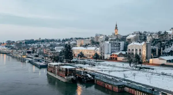Zimowy krajobraz Belgradu nad Dunajem. Miasto wygląda spokojnie, co może sugerować, że w Serbii jest bezpiecznie.