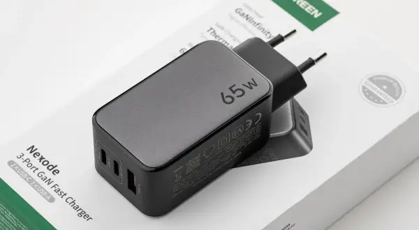 Ładowarka UGREEN 65W z 3 portami. Czy można ładować telefon mocniejszą ładowarką? Tak, ta ładowarka jest bezpieczna.