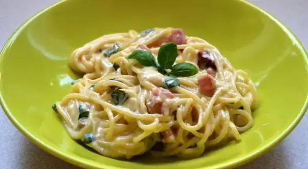 Jak przygotować idealne spaghetti carbonara ze śmietaną – prosta receptura