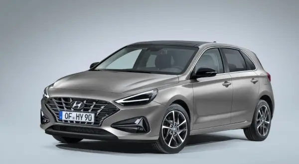 Nowy Hyundai i30 w kolorze szarym, z czarnym dachem i felgami. Sprawdź atrakcyjną cenę nowego Hyundai i30.