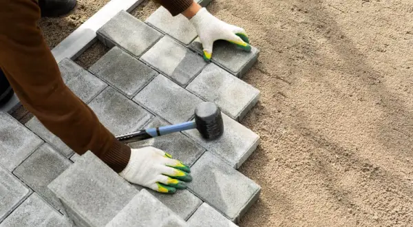 Jaki cement do kostki brukowej zapewni trwałość i stabilność nawierzchni?