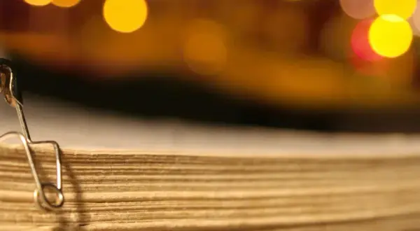 Co oznacza agrafka na ubraniu i jak może uratować Twój styl