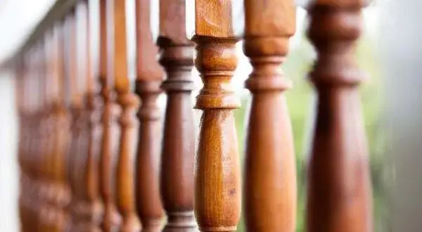 Jak skutecznie pomalować balustradę drewnianą na zewnątrz, aby przetrwała?