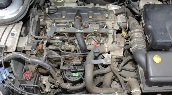 Silnik Peugeot 407 2.0 HDI, widok z góry. Widać przewody paliwowe, wtryskiwacze, filtry i inne elementy układu napędowego.