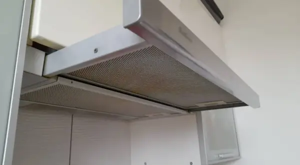 Metalowe filtry okapu kuchennego pokryte tłuszczem. Czas na czyszczenie!