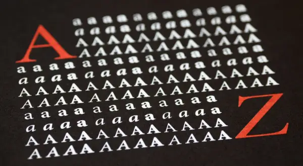 Wzorcowe litery "A" i "Z" na czarnym tle, pokazujące różne odstępy między znakami, czyli kerning.