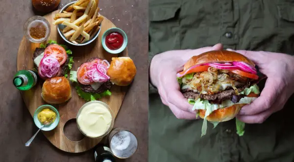 Två saftiga hamburgare med pommes frites, ketchup och majonnäs. Perfekt för lyxiga hamburgare recept.