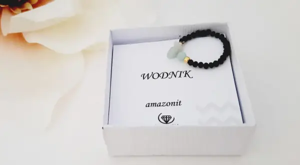 Bransoletka z amazonitu, kamienia szczęścia dla Wodnika, w pudełku.