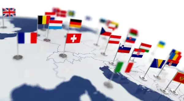 Mapa Europy z flagami państw. Zastanawiasz się, ile jest krajów w Europie? Ta wizualizacja pokazuje wiele z nich, od Wielkiej Brytanii po Bałkany.