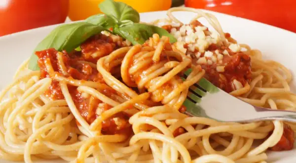 Spaghetti z pieczarkami: Prosty przepis i sekrety idealnego sosu