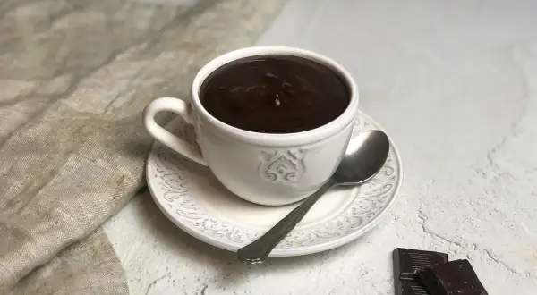 Una tazza di cioccolata calda cremosa, pronta per essere gustata. Ecco come si fa la cioccolata: ingredienti semplici per un piacere puro.