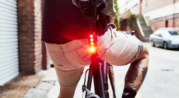 Fahrrad mit leuchtendem Rücklicht, aber ohne weitere Beleuchtung – **fahrrad nicht verkehrssicher**.