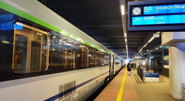 Pociąg IC EIC 1805 z Poznania do Szczecina Głównego stoi na peronie.