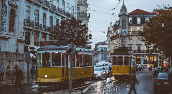 Żółte tramwaje w Lizbonie, urokliwe uliczki i budynki. Sprawdzamy portugalia ceny transportu i życia.