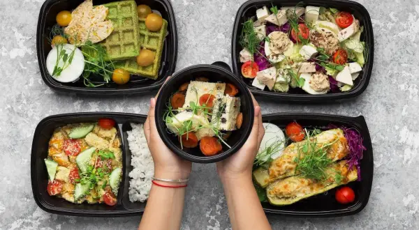 Rodzaje cateringu: przewodnik. Jak wybrać najlepszy dla Twojej okazji?
